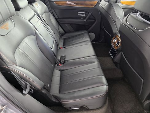 Used 2018 Bentley Bentayga image 28
