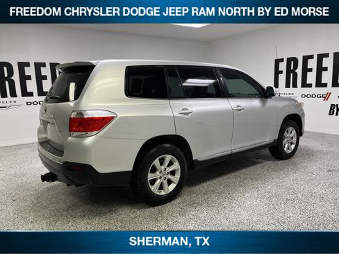 Used 2012 Toyota Highlander SE w/ Tow Pkg FWD image 4