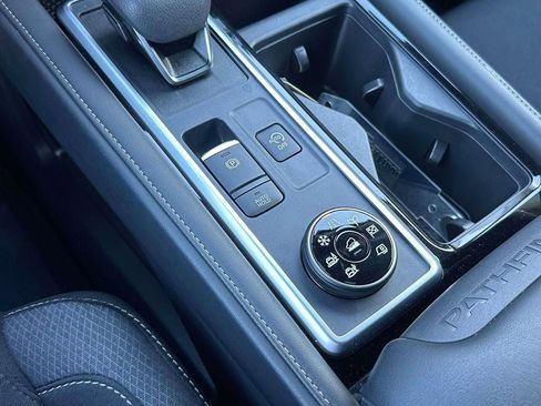 Used 2024 Nissan Pathfinder SV image 32