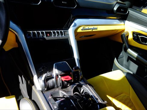 Used 2021 Lamborghini Urus AWD/4WD image 31