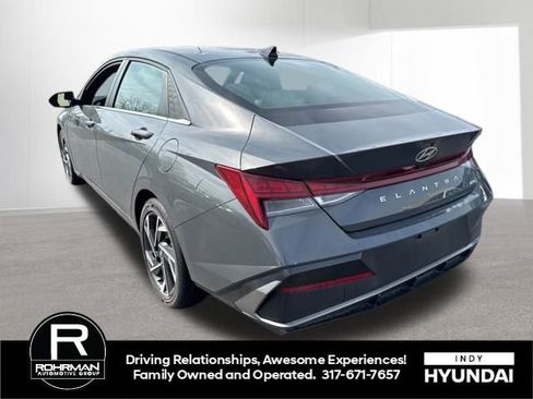 Used 2025 Hyundai Elantra Limited image 3