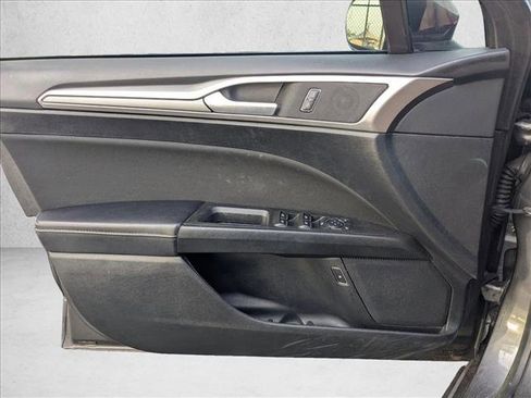 Used 2019 Ford Fusion SE FWD image 14