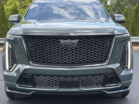 Used 2025 Cadillac Escalade ESV V AWD/4WD image 19