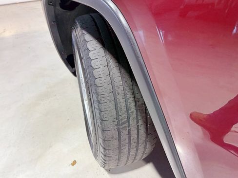 Used 2019 Jeep Grand Cherokee Laredo image 3