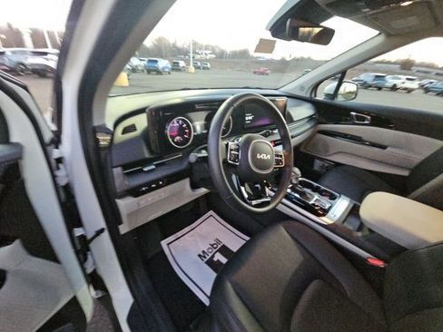 Used 2023 Kia Carnival EX image 14