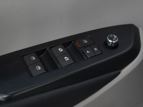 Used 2019 Toyota Highlander XLE FWD image 24
