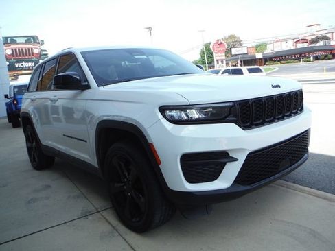 Certified 2023 Jeep Grand Cherokee Altitude AWD/4WD image 8