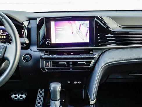 Used 2025 Toyota Camry SE image 16