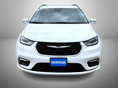 Used 2022 Chrysler Pacifica Touring-L FWD image 2
