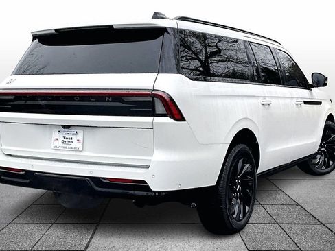 Used 2025 Lincoln Navigator L Reserve w/ Jet Appearance Package image 13