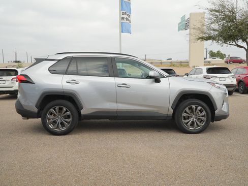 Used 2022 Toyota RAV4 XLE Premium image 4