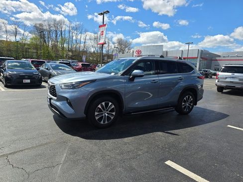 Used 2022 Toyota Highlander XLE AWD/4WD image 3
