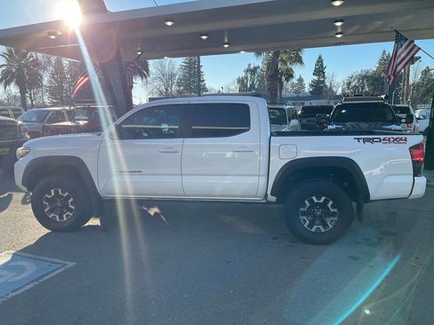 Used 2019 Toyota Tacoma TRD Off-Road w/ Technology Package image 3