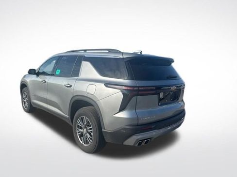 Used 2025 Chevrolet Traverse LT FWD image 3
