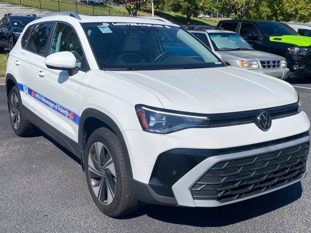 Used 2026 Volkswagen Taos SE AWD/4WD image 1