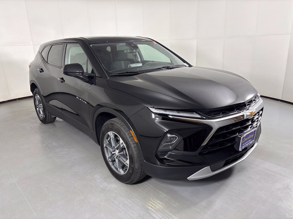 Used 2025 Chevrolet Blazer LT FWD image 2