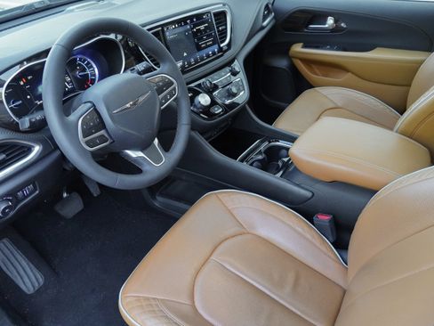 Used 2023 Chrysler Pacifica Pinnacle FWD image 9
