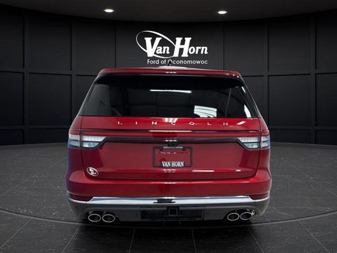 Used 2025 Lincoln Aviator AWD image 4