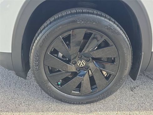 Used 2024 Volkswagen Atlas Cross Sport SE FWD image 28