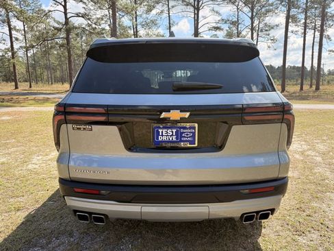 Used 2025 Chevrolet Traverse LT image 4