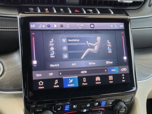 Used 2025 Jeep Grand Cherokee Limited w/ Luxury Tech Group II image 24