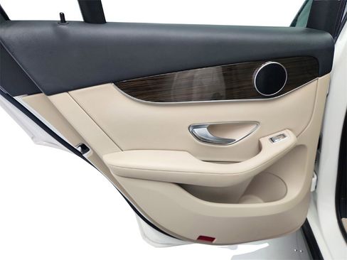 Used 2019 Mercedes-Benz GLC 300 4MATIC w/ Premium Package image 23