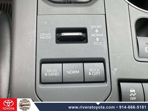 Used 2021 Toyota Highlander XLE AWD/4WD image 35