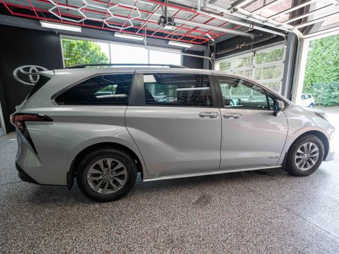 Used 2021 Toyota Sienna XLE AWD/4WD image 4