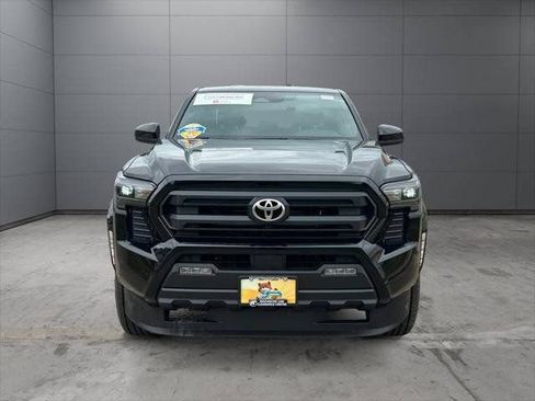 Certified 2025 Toyota Tacoma SR5 AWD/4WD image 38