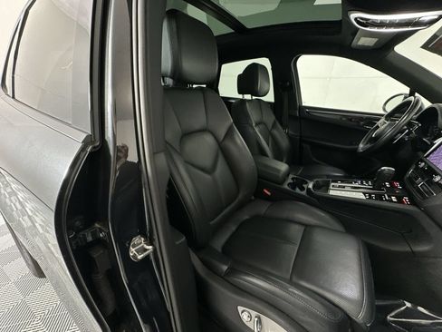 Used 2022 Porsche Macan AWD/4WD image 27