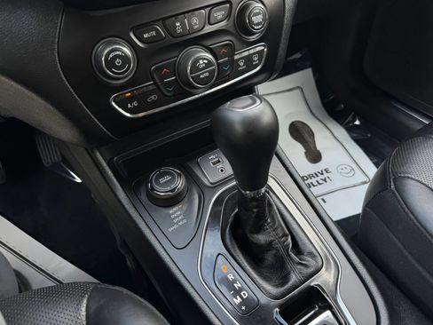 Used 2019 Jeep Cherokee Limited AWD/4WD image 19