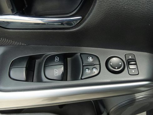 Used 2019 Nissan Kicks SV FWD image 18