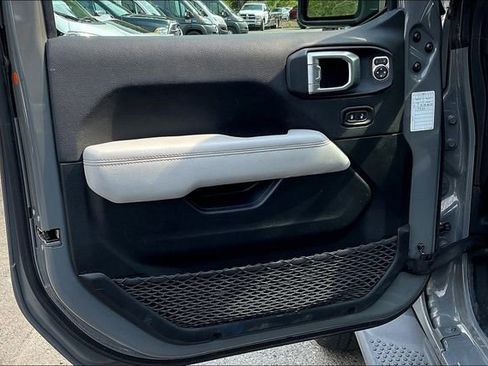 Used 2022 Jeep Wrangler Unlimited Sahara image 23