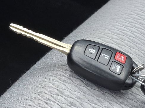 Used 2017 Toyota Corolla XLE image 30