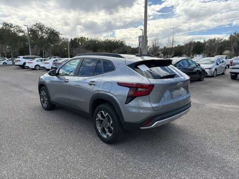 Used 2025 Chevrolet Trax LT w/ LT Convenience Package image 3