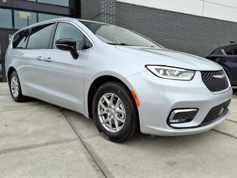 Used 2024 Chrysler Pacifica Touring-L FWD image 1