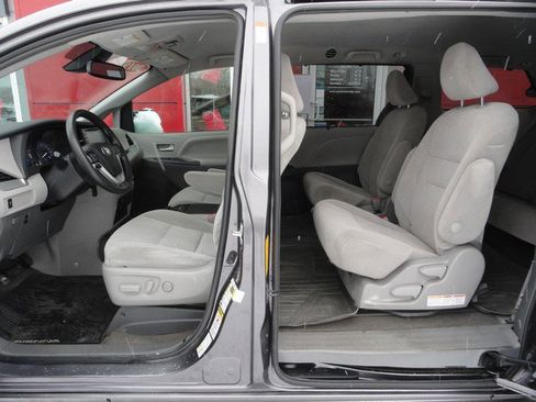 Used 2019 Toyota Sienna LE image 12