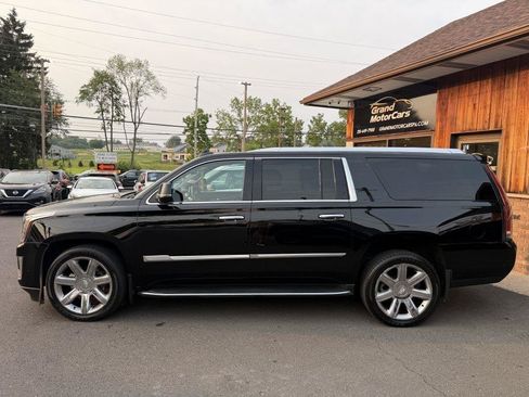 Used 2017 Cadillac Escalade ESV Luxury AWD/4WD image 2