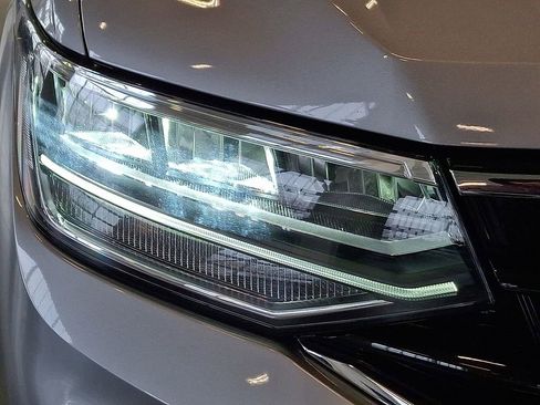 Used 2024 Volkswagen Tiguan SE R-Line image 12