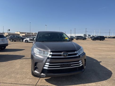 Used 2019 Toyota Highlander LE image 3