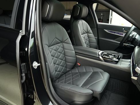 Used 2024 BMW 740i xDrive w/ Premium Package AWD/4WD image 4