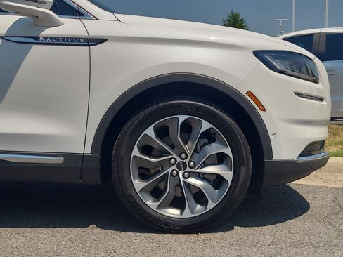 Used 2022 Lincoln Nautilus Reserve w/ Equipment Group 201A FWD image 9