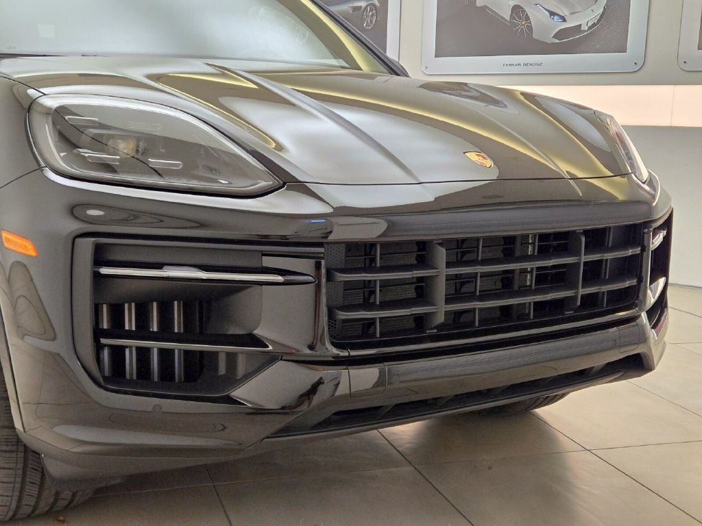Used 2024 Porsche Cayenne Coupe AWD/4WD image 4