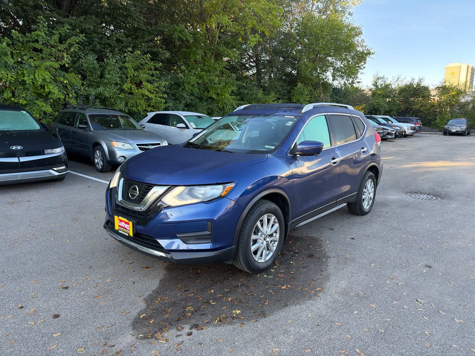 Used 2017 Nissan Rogue SV w/ Sun & Sound Touring Package AWD/4WD image 4
