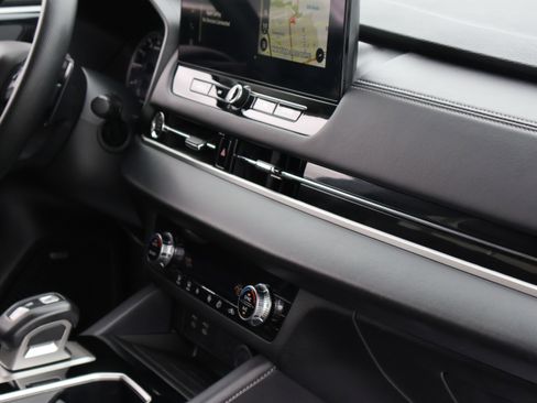 Used 2025 Mitsubishi Outlander SE image 10