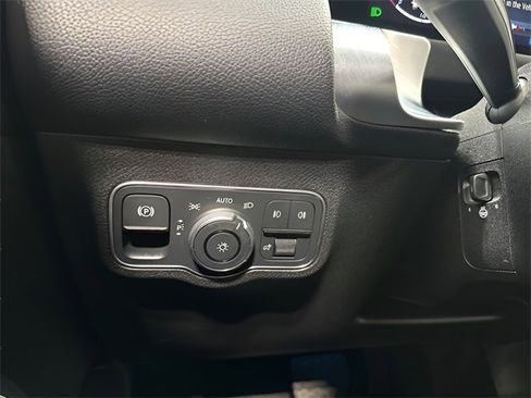 Used 2025 Mercedes-Benz GLB 250 4MATIC image 16