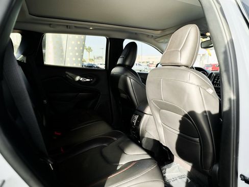 Used 2019 Jeep Cherokee Trailhawk image 23