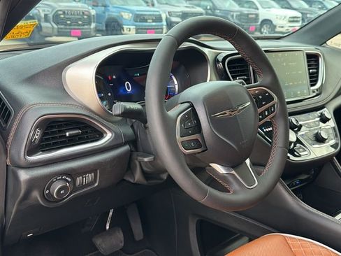 Used 2025 Chrysler Pacifica Pinnacle FWD image 16