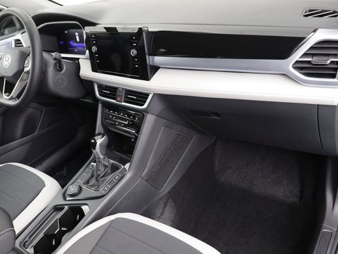 New 2026 Volkswagen Taos SE image 20