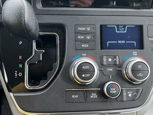 Used 2016 Toyota Sienna LE image 25